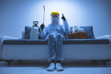 Koruyucu giysili ve yüz maskeli bilim adamı, arıtma için biyolojik tehlike spreyi tarımsal virüsler, mikroplar - tuvalet kağıdı stoku paranoyası, kıyamet gününü bekliyor..