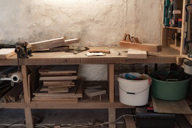 Tahta masadaki çeşitli marangoz aletleri tamir için hazır..