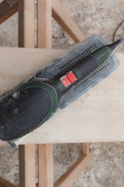 Tahta tahta levha titreşimli zımpara ile düzleştirilmeye hazır..