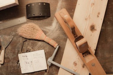 Tahta masadaki çeşitli marangoz aletleri tamir için hazır..