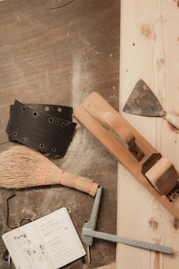 Tahta masadaki çeşitli marangoz aletleri tamir için hazır..