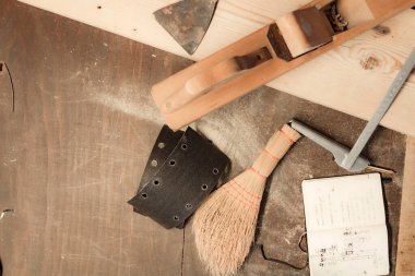 Tahta masadaki çeşitli marangoz aletleri tamir için hazır..