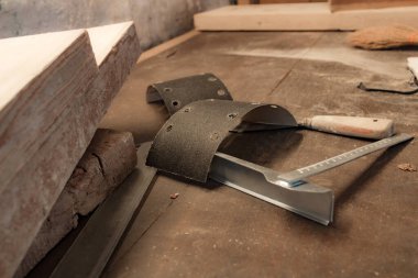 Tahta masadaki çeşitli marangoz aletleri tamir için hazır..