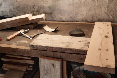 Tahta masadaki çeşitli marangoz aletleri tamir için hazır..