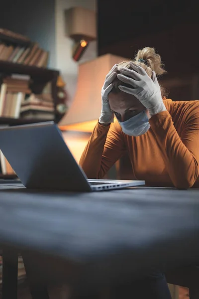 Жінка Захисною Антивірусною Маскою Використовуючи Ноутбук Вдома Працюючи Читаючи Новини — стокове фото