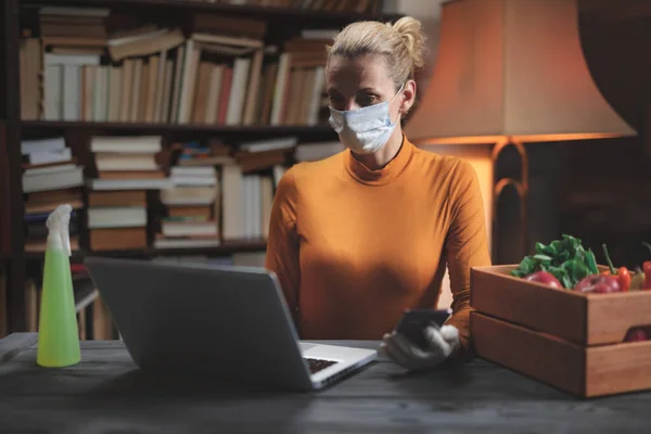 Frau Mit Schutzmaske Vor Viren Und Krankheitserregern Mit Laptop Hause — Stockfoto