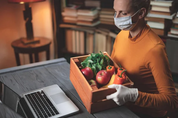 Vrouw Met Beschermende Masker Tegen Virussen Ziekteverwekkers Met Laptop Thuis — Stockfoto