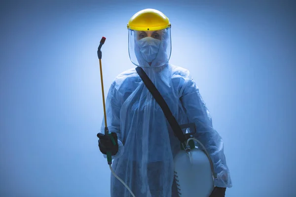 ウイルス 感染症の滅菌と除染のための化学噴霧器を保持する科学者 — ストック写真