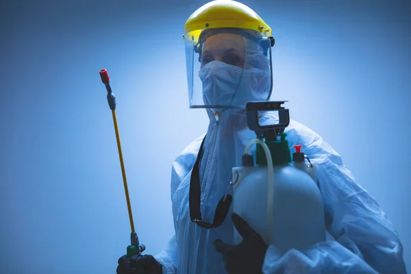 Cientista Segurando Pulverizador Químico Para Esterilização Descontaminação Vírus Germes Pragas — Fotografia de Stock