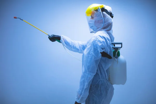 Cientista Segurando Pulverizador Químico Para Esterilização Descontaminação Vírus Germes Pragas — Fotografia de Stock
