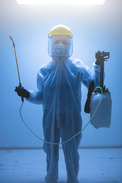 Вчений Тримає Хімічний Розпилювач Стерилізації Дезактивації Вірусів Мікробів Шкідників Інфекційних — стокове фото