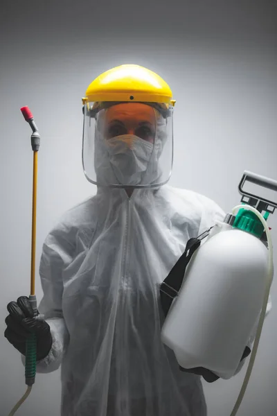 ウイルス 感染症の滅菌と除染のための化学噴霧器を保持する科学者 — ストック写真