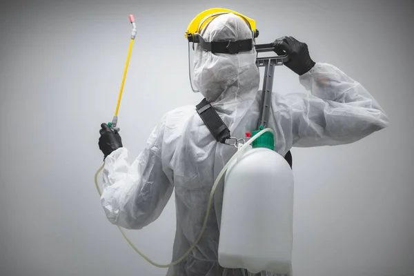 Cientista Segurando Pulverizador Químico Para Esterilização Descontaminação Vírus Germes Pragas — Fotografia de Stock