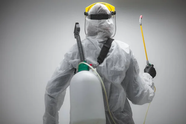 Cientista Segurando Pulverizador Químico Para Esterilização Descontaminação Vírus Germes Pragas — Fotografia de Stock