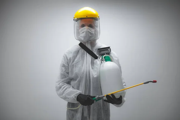 Científico Que Tiene Pulverizador Químico Para Esterilización Descontaminación Virus Gérmenes — Foto de Stock