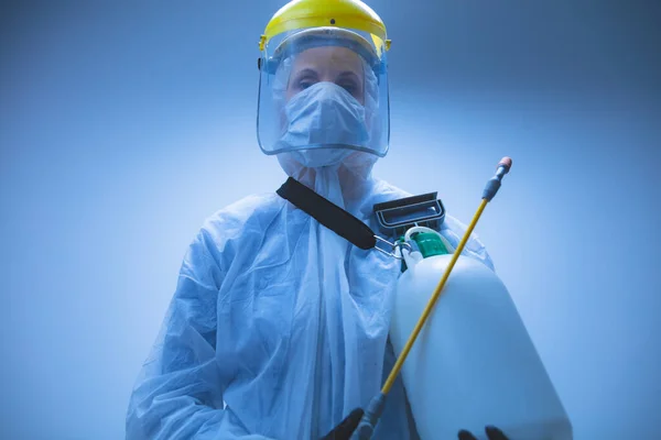 Cientista Segurando Pulverizador Químico Para Esterilização Descontaminação Vírus Germes Pragas — Fotografia de Stock