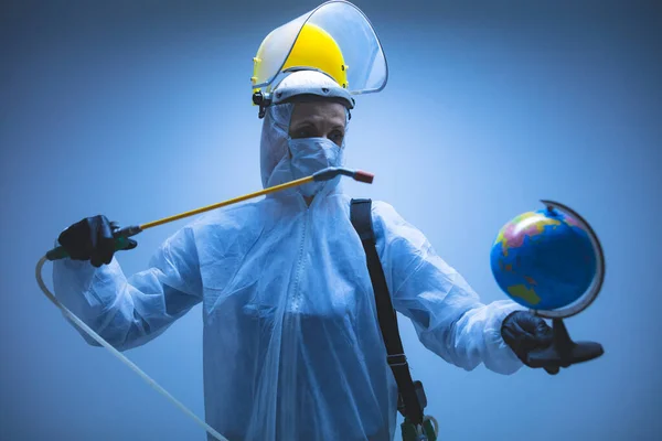 地球をウイルスや細菌から地球を除染するために噴霧科学者 — ストック写真