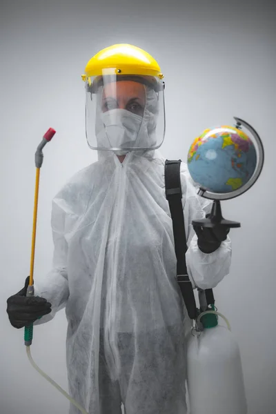 Científico Rociando Globo Terráqueo Para Descontaminar Planeta Virus Gérmenes —  Fotos de Stock