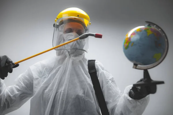 Cientista Pulverizando Globo Terrestre Para Descontaminar Planeta Vírus Germes — Fotografia de Stock