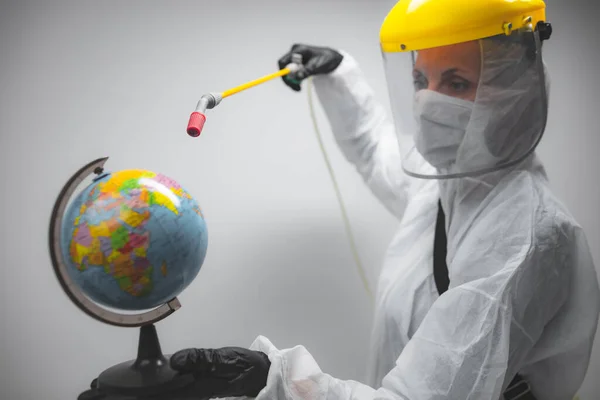 Cientista Pulverizando Globo Terrestre Para Descontaminar Planeta Vírus Germes — Fotografia de Stock