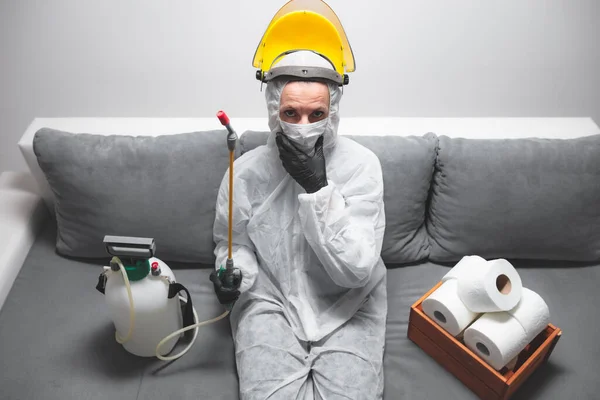 Ilmuwan Dengan Pakaian Pelindung Dan Masker Wajah Penyemprot Bio Hazard — Stok Foto