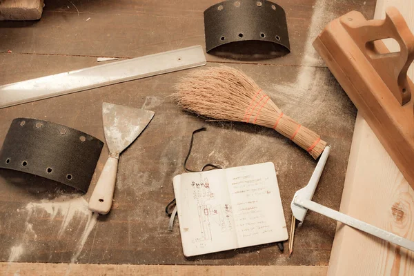Διάφορα Εργαλεία Ξυλουργού Ξύλινο Τραπέζι Έτοιμα Για Επισκευή — Φωτογραφία Αρχείου