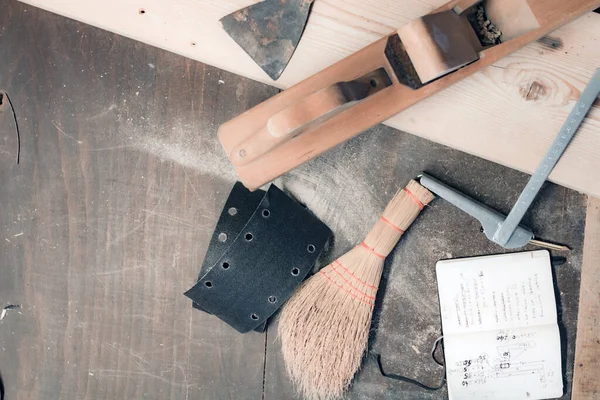 Diverse Timmermanswerktuigen Een Houten Tafel Klaar Voor Reparatie — Stockfoto