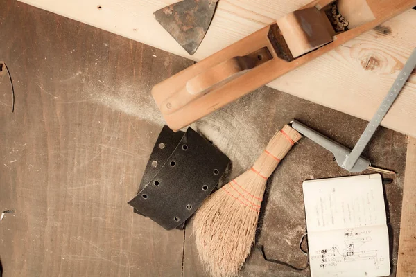 Várias Ferramentas Carpinteiro Uma Mesa Madeira Pronta Para Reparo — Fotografia de Stock