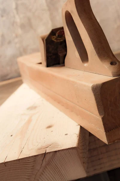 Různé Tesařské Nástroje Dřevěném Stole Připravené Opravě — Stock fotografie