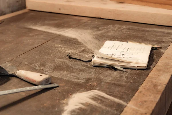 木製のテーブルの修理の準備ができて上の様々な大工の道具 — ストック写真