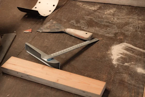 木製のテーブルの修理の準備ができて上の様々な大工の道具 — ストック写真