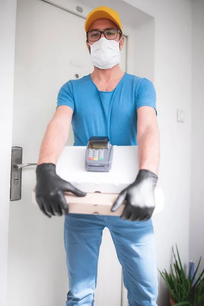 Deliveryman Προστατευτική Ιατρική Μάσκα Κρατώντας Πίτσα Κουτί Και Pos Ασύρματο — Φωτογραφία Αρχείου