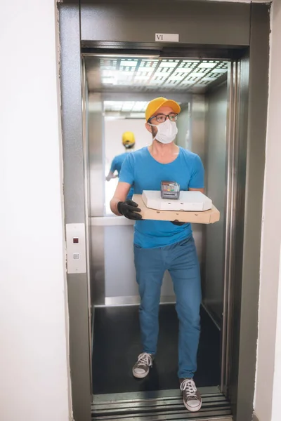 상자와 Pos 터미널을 일간의 바이러스와 세계적 유행병 집으로 대책에 마스크를 — 스톡 사진
