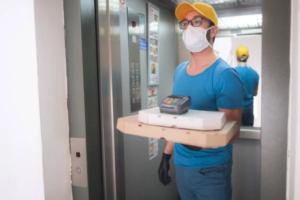 Entregador Con Máscara Médica Protectora Que Sostiene Caja Pizza Terminal — Foto de Stock