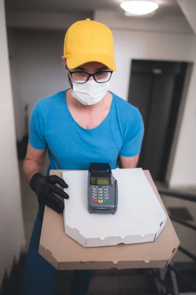 Entregador Con Máscara Médica Protectora Que Sostiene Caja Pizza Terminal — Foto de Stock