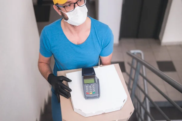 Entregador Con Máscara Médica Protectora Que Sostiene Caja Pizza Terminal — Foto de Stock