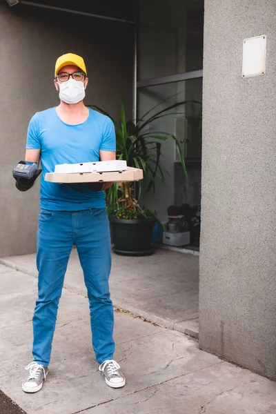 Entregador Con Máscara Médica Protectora Que Sostiene Caja Pizza Terminal — Foto de Stock