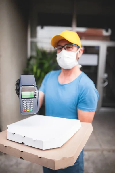 Entregador Con Máscara Médica Protectora Que Sostiene Caja Pizza Terminal — Foto de Stock