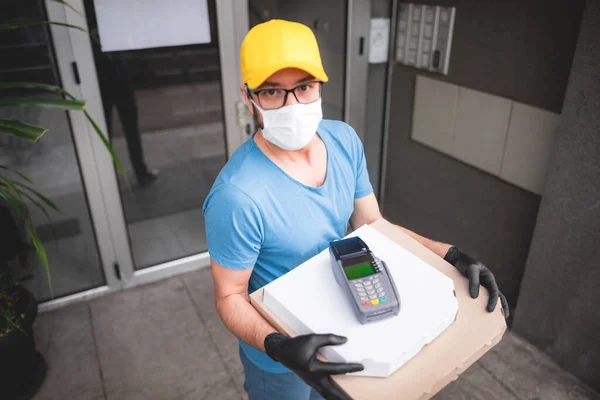 Entregador Con Máscara Médica Protectora Que Sostiene Caja Pizza Terminal — Foto de Stock