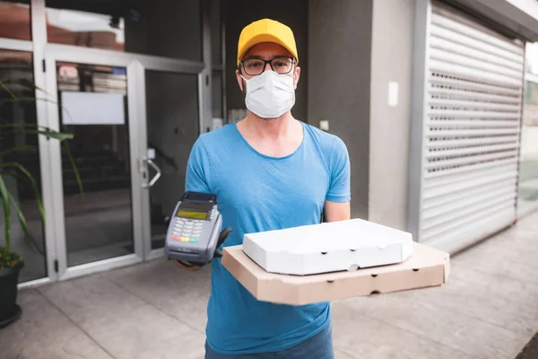 Entregador Con Máscara Médica Protectora Que Sostiene Caja Pizza Terminal — Foto de Stock