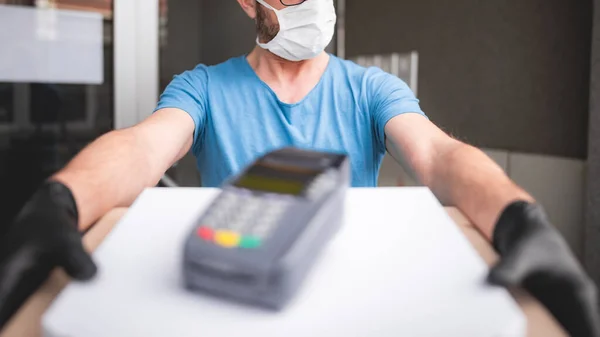 Leveringsmann Med Beskyttende Medisinsk Maske Med Pizzaboks Trådløs Pos Terminal – stockfoto