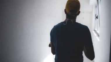 Koruyucu tıbbi maskeli kurye elinde pizza kutusu ve kart ödemeleri için POS kablosuz terminali tutuyor. Virüsler ve salgınlar, evinize yiyecek teslimatı ve güvenlik önlemleri..