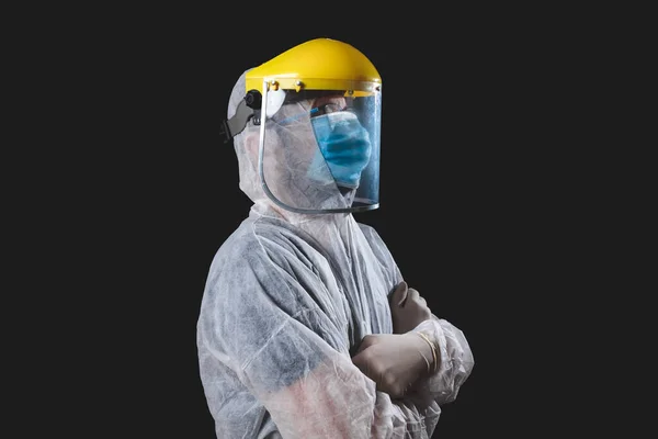 看護師 外科医 保護マスク 手袋を使って作業する心理学者は パニック パンデミックの日に人々を助ける 黒の背景に撮影スタジオ — ストック写真