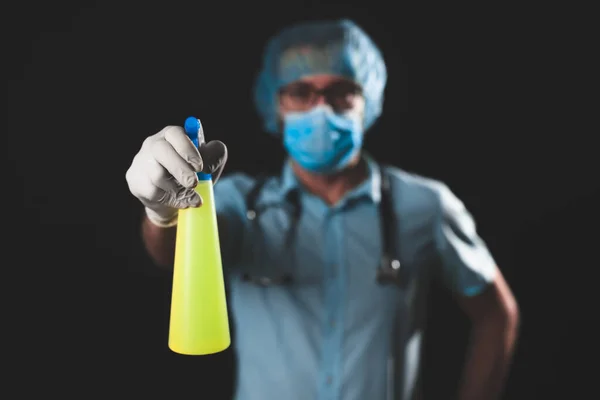 带防护防病毒面具 头盔和化学除污喷雾器瓶的家庭隔离医生 — 图库照片