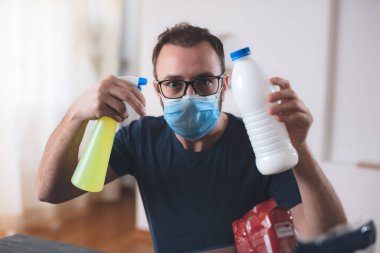 Dünya çapındaki virüs salgını sırasında internetten sipariş edilen yiyecekleri sterilize eden satıcı. Alışveriş / satın alma / sipariş alışverişi ve uzaktan bilgisayar ve internet kullanarak yiyecek.