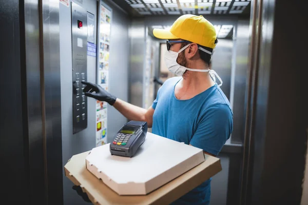 Entregador Con Máscara Médica Protectora Que Sostiene Caja Pizza Terminal — Foto de Stock