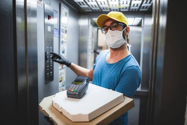 Entregador Con Máscara Médica Protectora Que Sostiene Caja Pizza Terminal — Foto de Stock