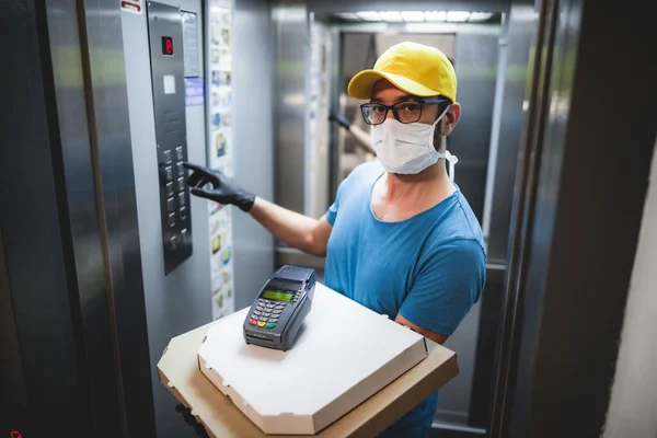 Entregador Con Máscara Médica Protectora Que Sostiene Caja Pizza Terminal — Foto de Stock