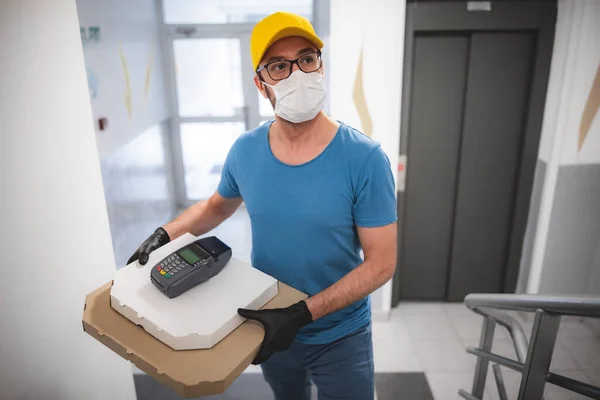 Entregador Con Máscara Médica Protectora Que Sostiene Caja Pizza Terminal — Foto de Stock