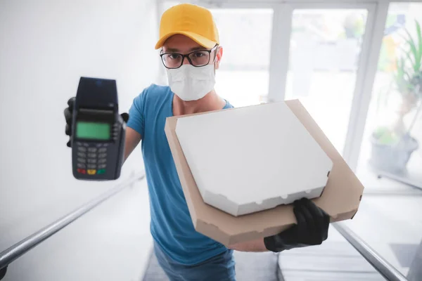 Entregador Con Máscara Médica Protectora Que Sostiene Caja Pizza Terminal — Foto de Stock